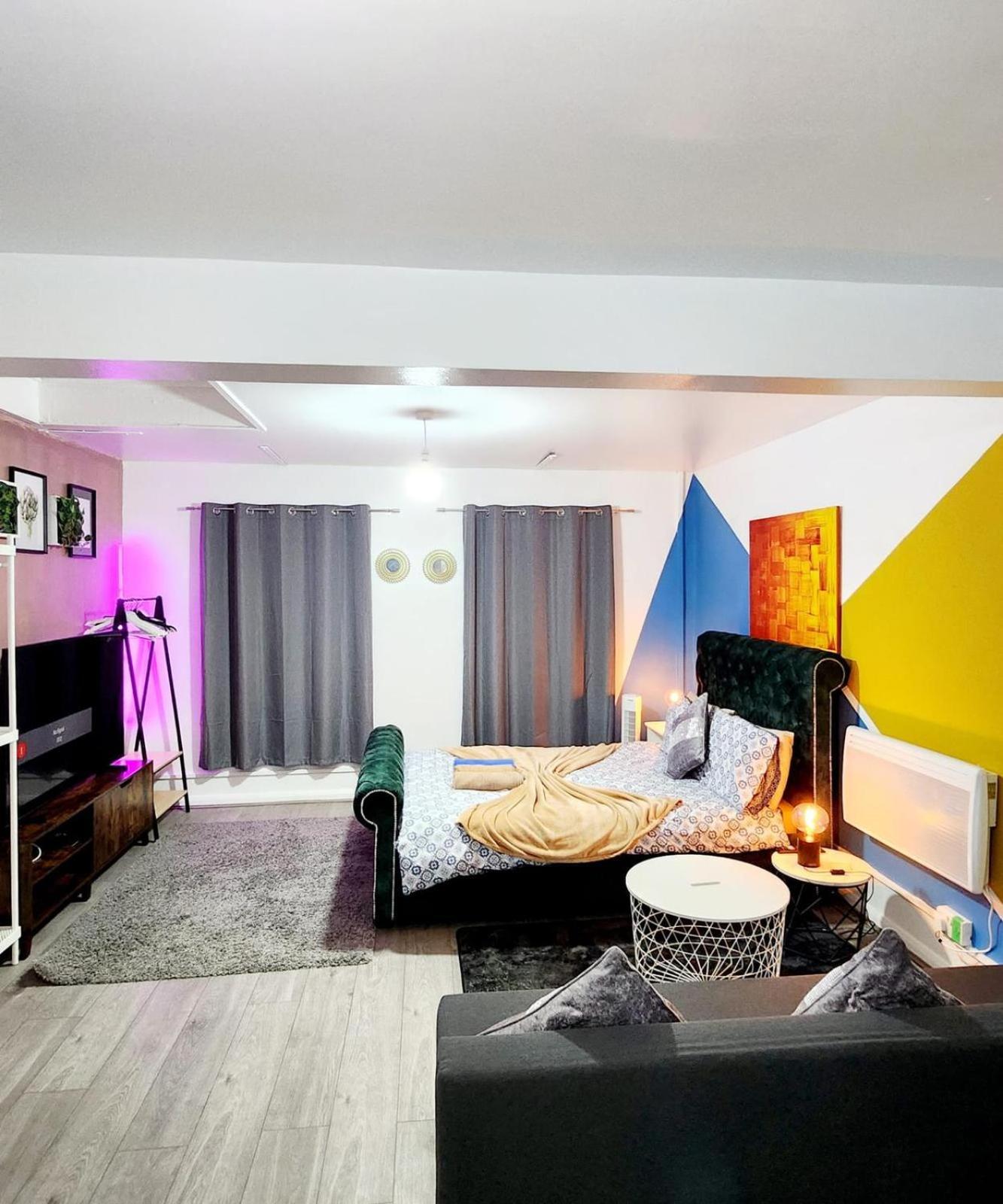 New Deluxe Apt-2 London